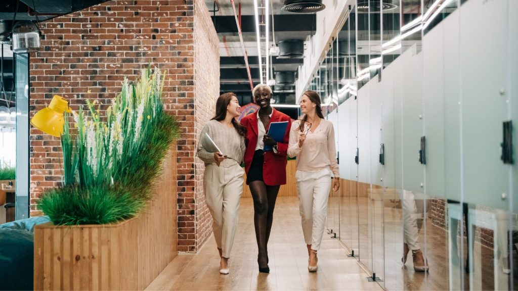 Great Place to Work® France révèle son 20ème  palmarès des entreprises où il fait bon travailler Femmes au travail souriantes