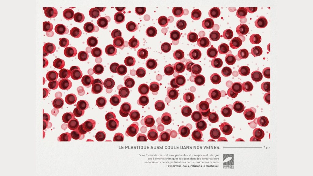 À l’occasion de la Journée mondiale de la santé, Surfrider et Babel lancent une campagne pour alerter sur la présence de plastique dans notre sang Affiche Plastic Blood