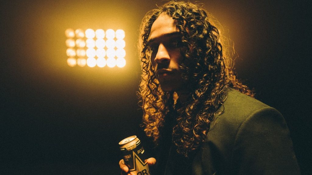 Rockstar Energy Drink fait un pas de plus vers la démocratisation du marché des boissons énergisantes et s’associe avec le rappeur Hatik. Hatik