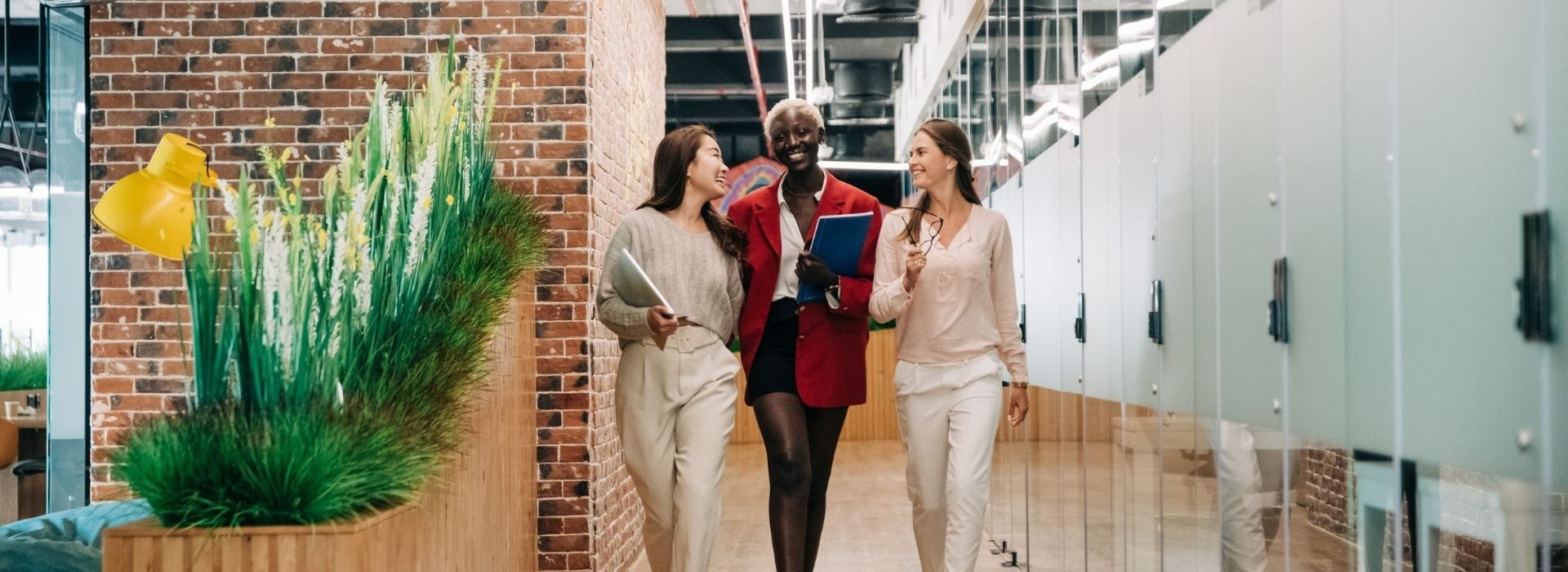 L’agence de branding et design indépendante Lonsdale reçoit la certification Great Place To Work Femme souriante au travail