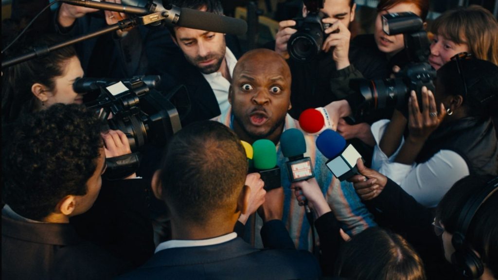 Burger King revisite ses burgers iconiques avec des versions 100% veggie. Homme entouré de micro