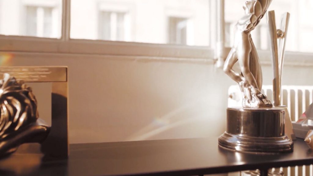 PHNX Awards lance sa campagne d’appel aux inscriptions en se demandant : « What Is An Award? » Breau avec des trophées et au centre une place vide