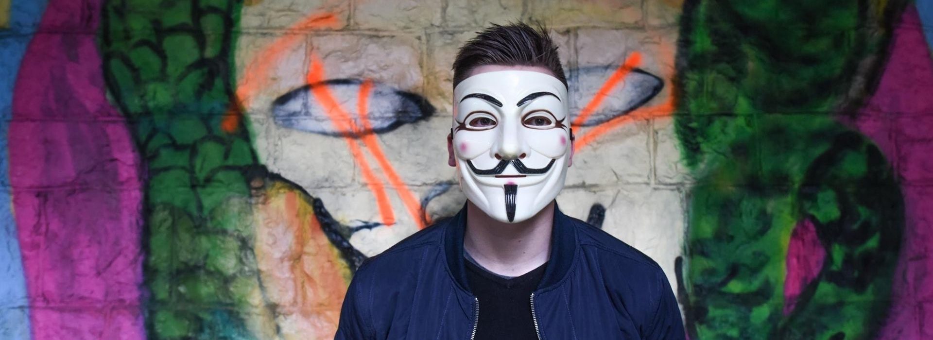 « État des ransomwares 2022 » : les ransomwares ont frappé 66 % des entreprises interrogées selon Sophos Homme avec un masque devant une fresque