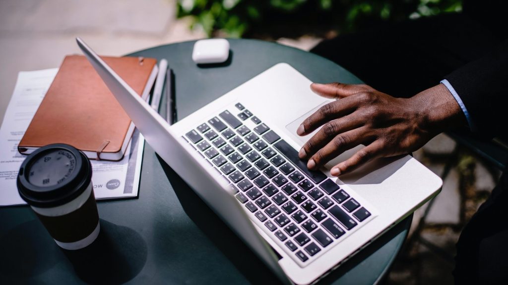 Nouvelle approche de la vente, plus adaptée aux attentes des nouveaux consommateurs, le Social Selling est encore largement méconnu de beaucoup d’entreprises. Main posée sur un clavier d'ordinateur