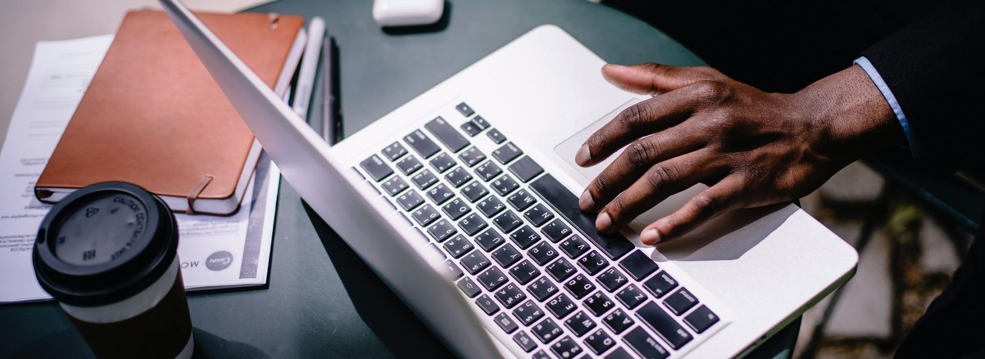 Nouvelle approche de la vente, plus adaptée aux attentes des nouveaux consommateurs, le Social Selling est encore largement méconnu de beaucoup d’entreprises. Main posée sur un clavier d'ordinateur