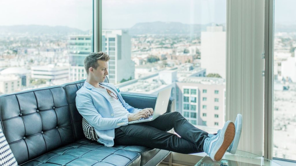 LittleBig Connection présente une étude classant les grands groupes français qui attirent le plus les freelances et leurs attentes à leur égard. Homme travaillant devant un ordinateur