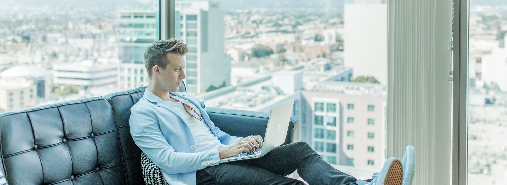 LittleBig Connection présente une étude classant les grands groupes français qui attirent le plus les freelances et leurs attentes à leur égard. Homme travaillant devant un ordinateur