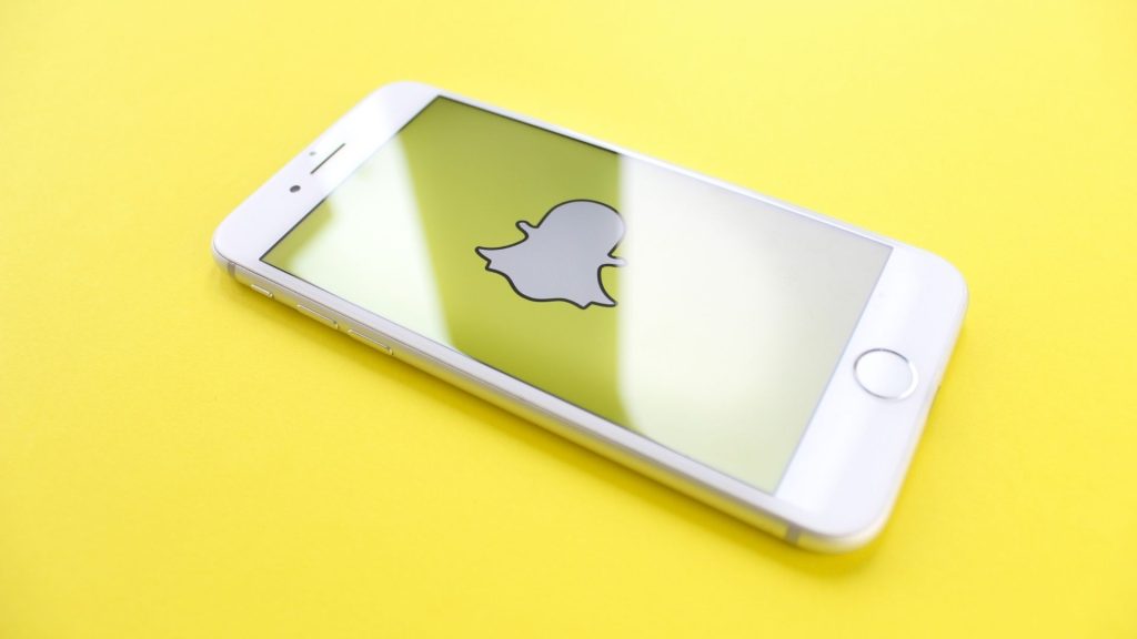 Snapchat noue un partenariat avec le groupe TF1 et propose des extraits de programmes phares aux Snapchatters sur Discover Logo Snapchat