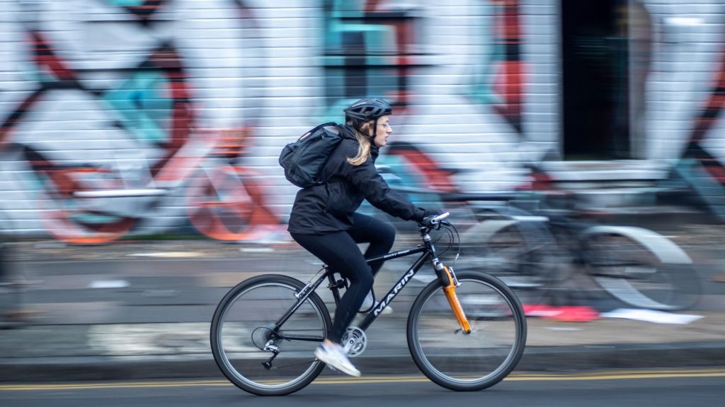 Pour inciter les cyclistes à porter un casque, l’association AXA Prévention a choisi de s’appuyer sur la réalité augmentée de Snap. Cycliste portant un casque
