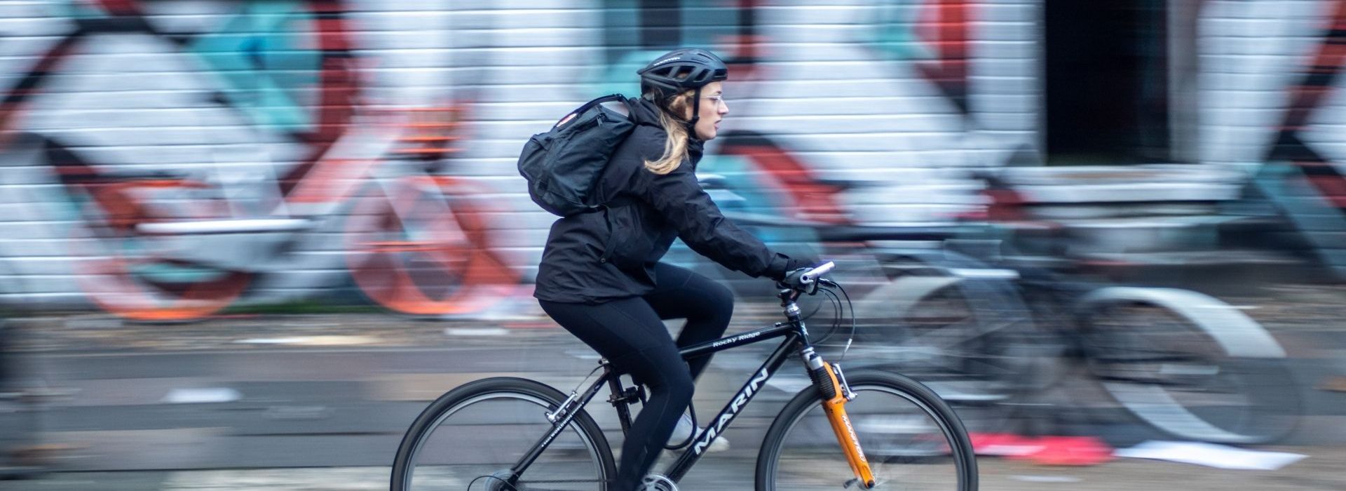 Pour inciter les cyclistes à porter un casque, l’association AXA Prévention a choisi de s’appuyer sur la réalité augmentée de Snap. Cycliste portant un casque