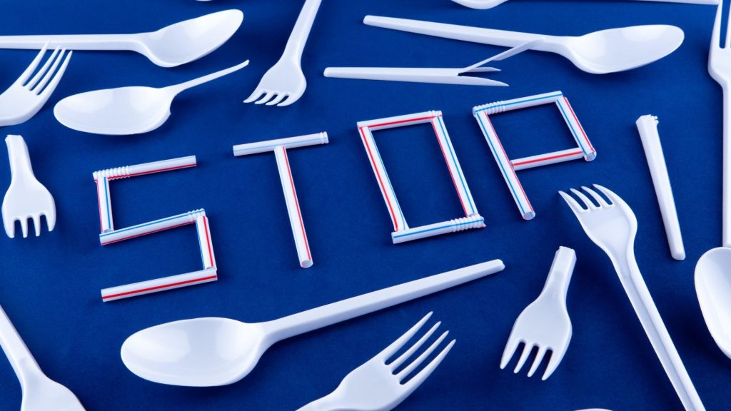 Deliveroo partenaire de &Repeat pour encourager et récompenser les bons gestes de tri et de recyclage des emballages Couvert en plastique et paille qui crée la mention  - Stop -