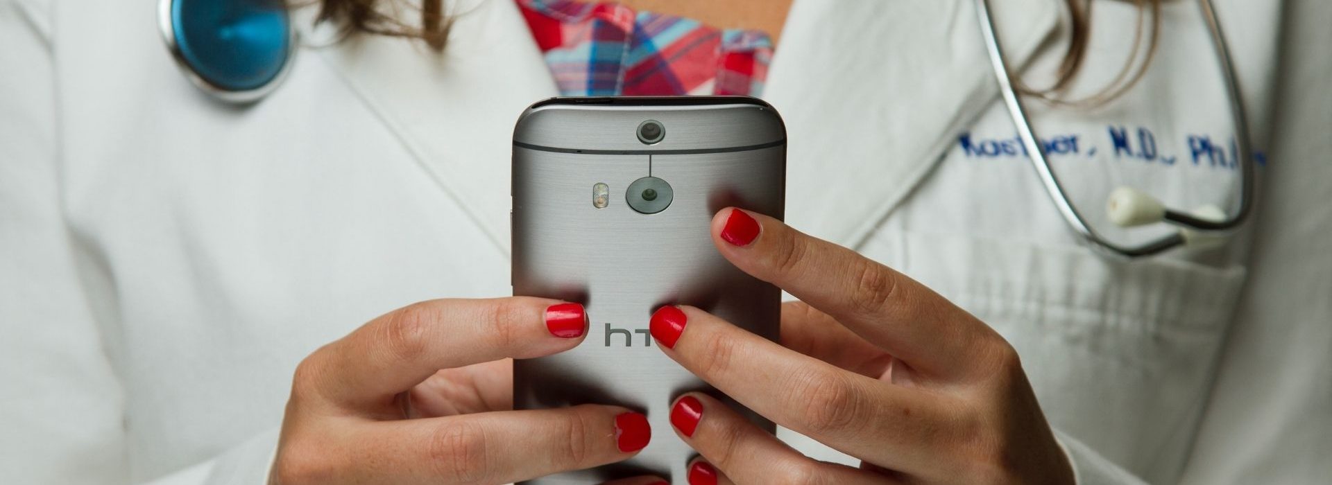 HoopCare lève 1,8 M€ pour devenir leader de la préparation à la chirurgie en France et aux Etats-Unis Docteur tenant un smartphone dans ses mains