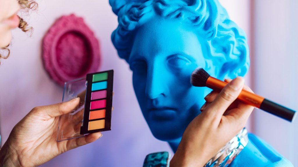 Mozoo, annonce le rachat de l’agence 4YOU Main maquillant une statue