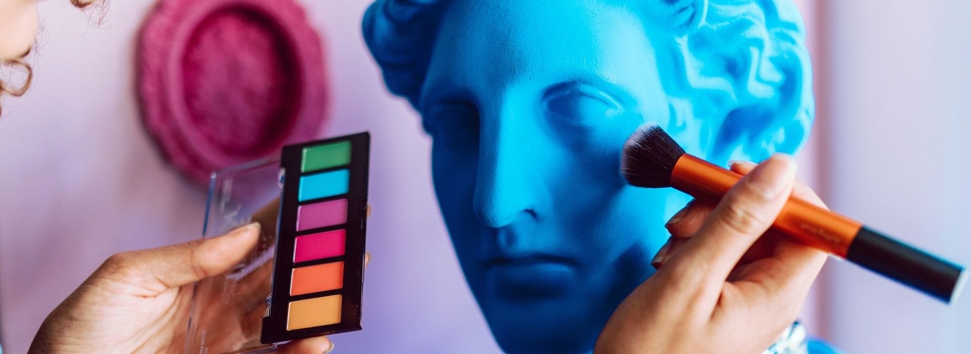 Mozoo, annonce le rachat de l’agence 4YOU Main maquillant une statue