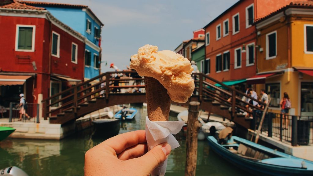 Airbnb dévoile la plus grande mise à jour de la plateforme depuis une décennie photo d'une glace avec un pont en arrière plan