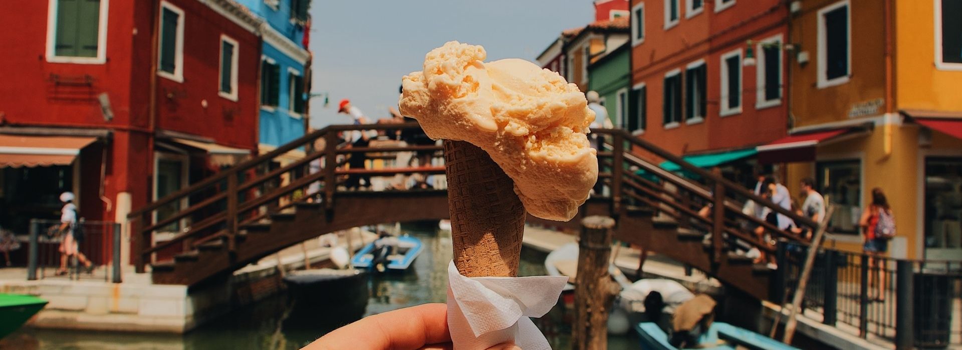 Airbnb dévoile la plus grande mise à jour de la plateforme depuis une décennie photo d'une glace avec un pont en arrière plan