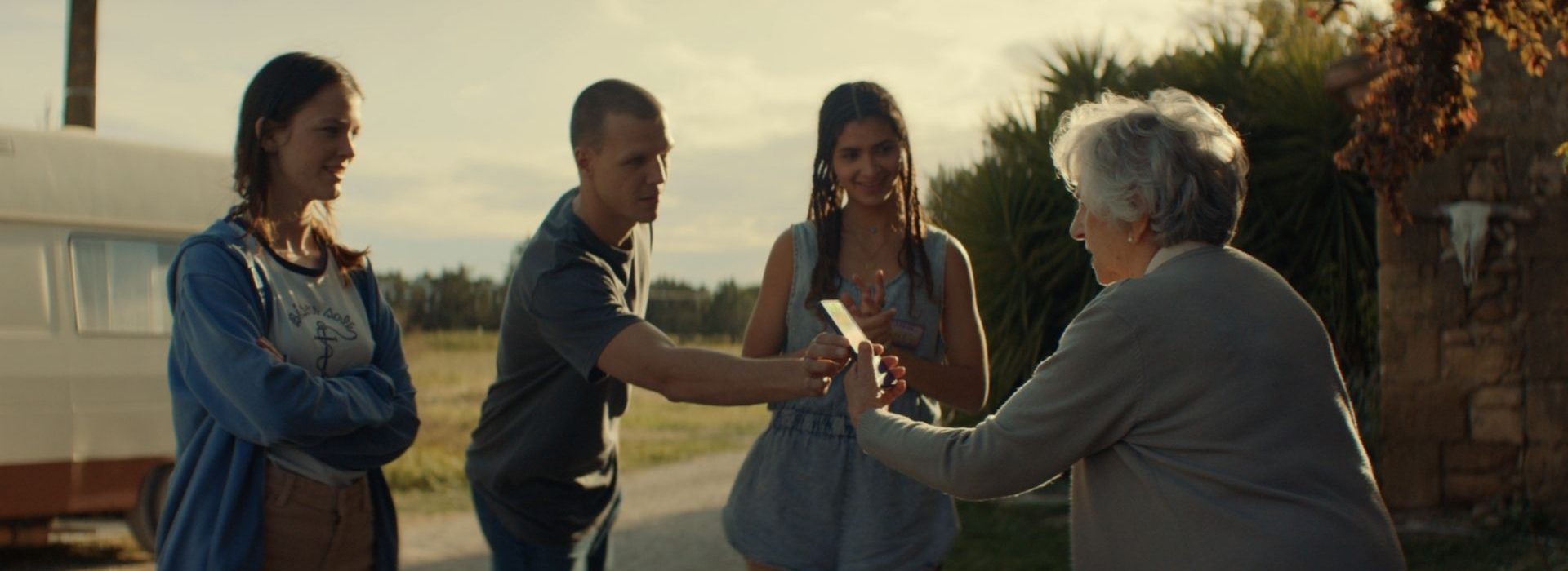 Bouygues Telecom et son agence BETC lancent leur nouvelle campagne sur la performance du réseau 4G et 5G de l’opérateur 3 jeuens gens tendant un telephone à une personne âgée