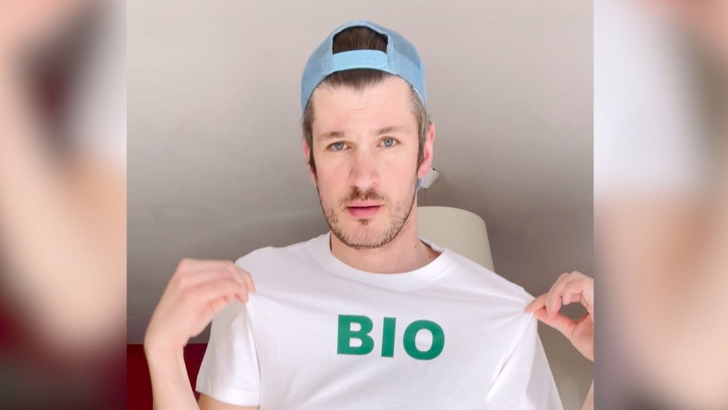 Homme avec un T-shirt portant l'inscritpion Bio