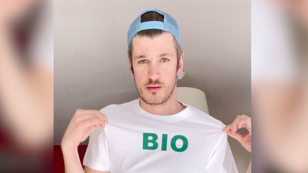 Carrefour lance un nouveau film TV et remet à l’honneur son engagement pour rendre le bio accessible Homme avec un T-shirt portant l'inscritpion Bio