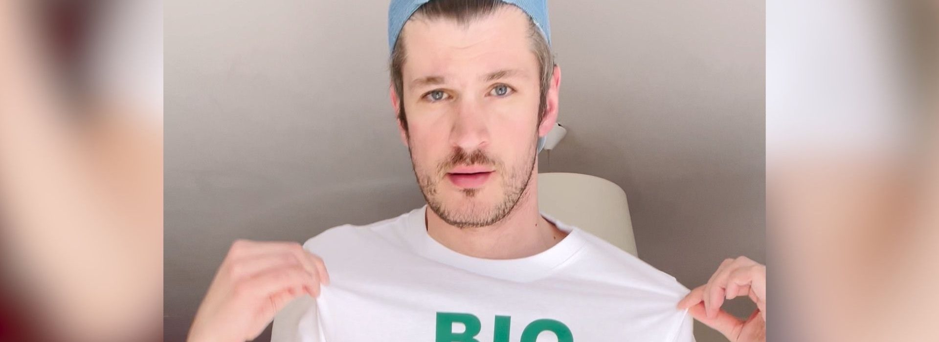 Carrefour lance un nouveau film TV et remet à l’honneur son engagement pour rendre le bio accessible Homme avec un T-shirt portant l'inscritpion Bio