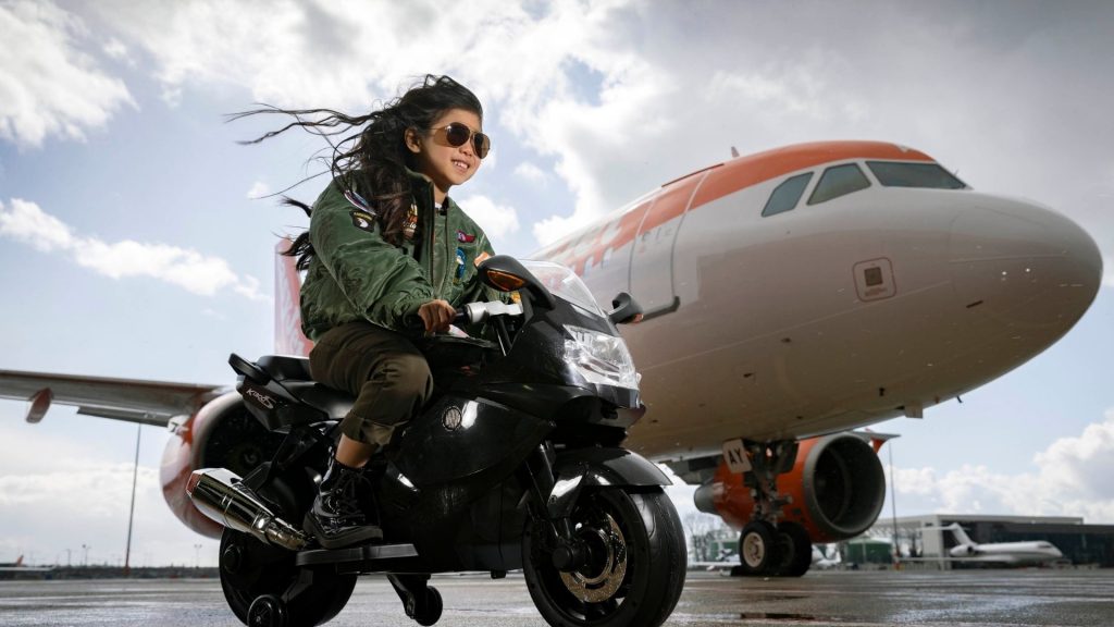 jeune fille sur une moto