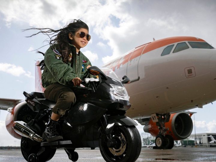 jeune fille sur une moto