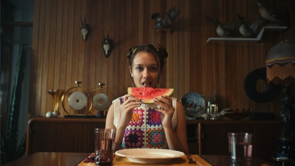 Femme mangeant une pastèque