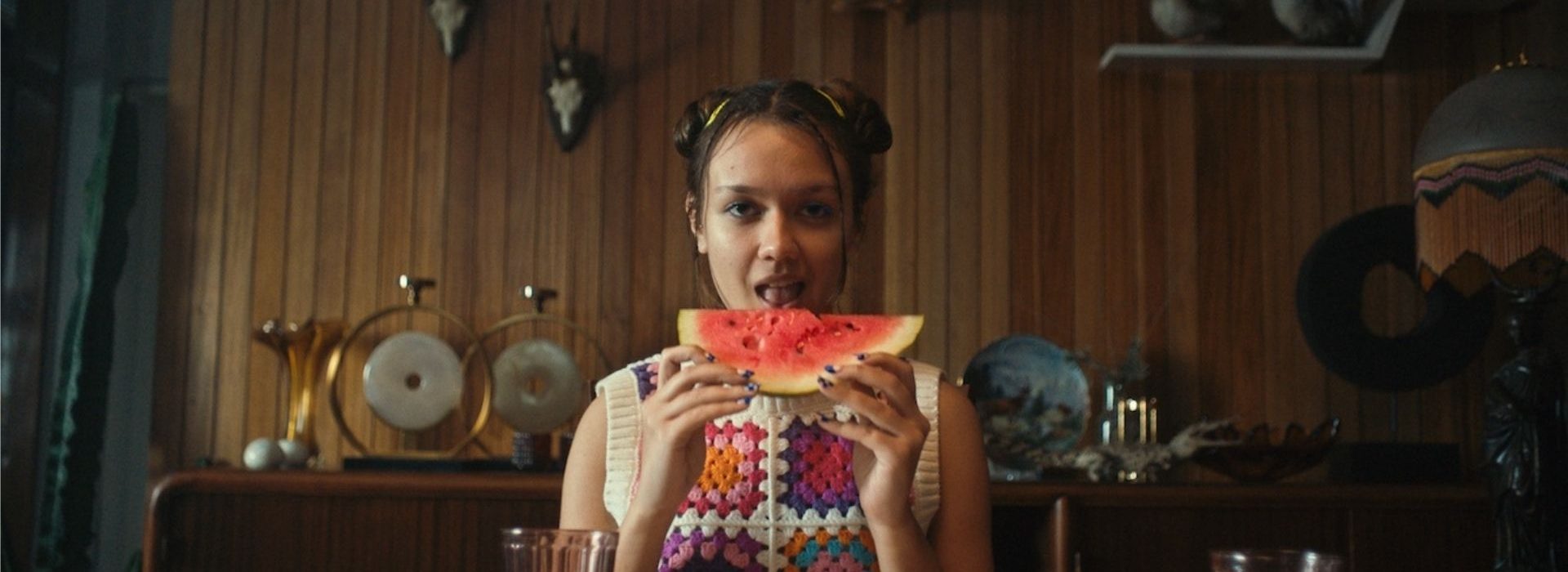 Flunch signe son retour en télévision aux côtés de sa nouvelle agence Steve Femme mangeant une pastèque