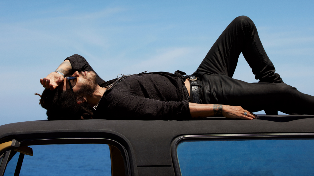lenny Kravitz allongé sur le toit d'une voiture