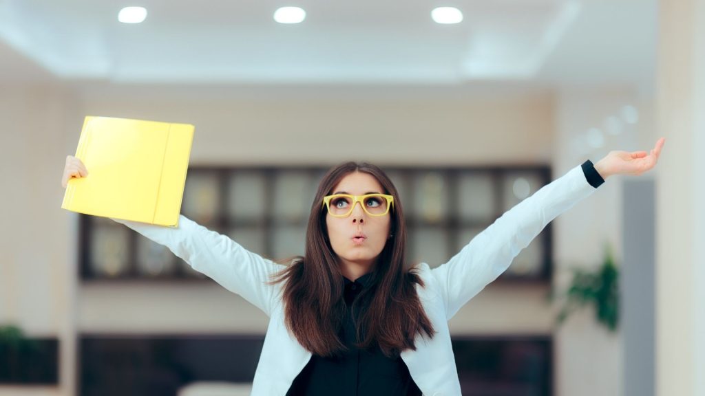 Près de 50 % des salariés qui ont démissionné ces derniers mois l’ont fait sans avoir de nouvel emploi en vue Femme levant les bras au ciel avec un dosser dans les mains