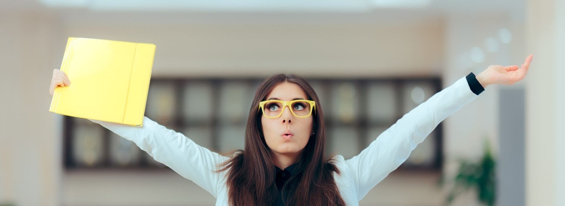 Près de 50 % des salariés qui ont démissionné ces derniers mois l’ont fait sans avoir de nouvel emploi en vue Femme levant les bras au ciel avec un dosser dans les mains