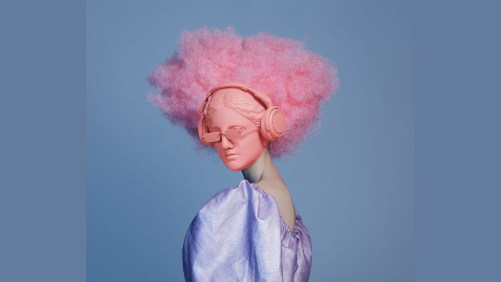 Interview adobe experience client Collage avec la femme et la déesse grecque utilisant des écouteurs