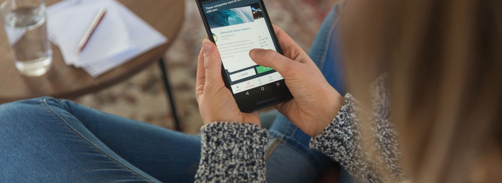 Bruce, agence d’emploi 100% digitale basée à Paris et à Barcelone, intègre sa raison d’être dans son statut juridique et devient une entreprise à mission. Femme consultant son smartphone