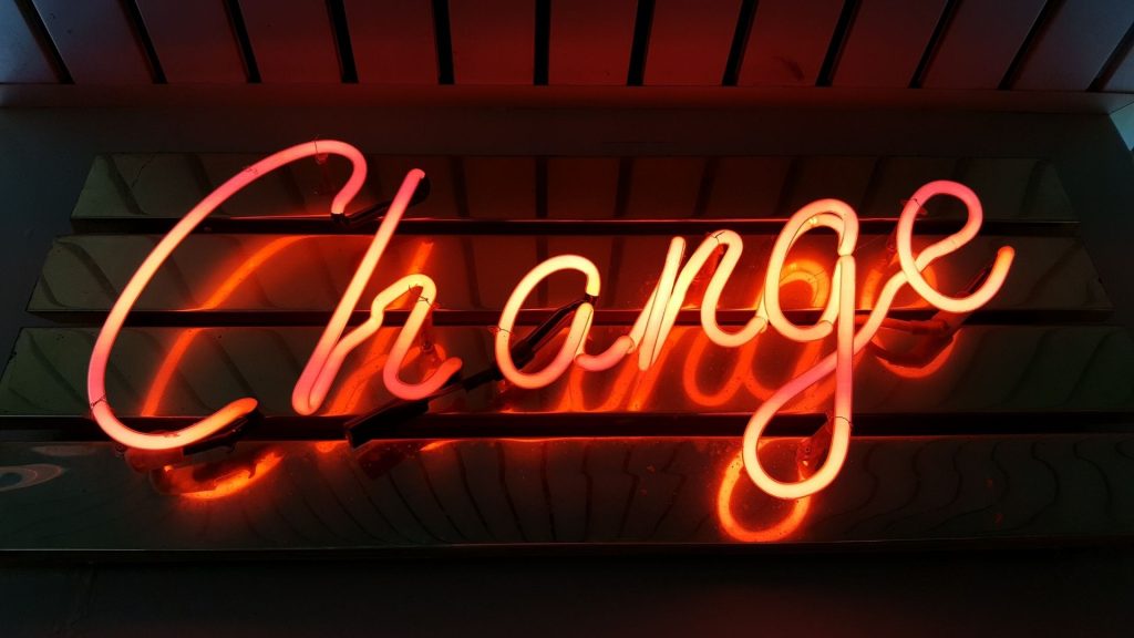 Le travail hybride impose aux managers de repenser leur relations aux collaborateurs Neon : Change