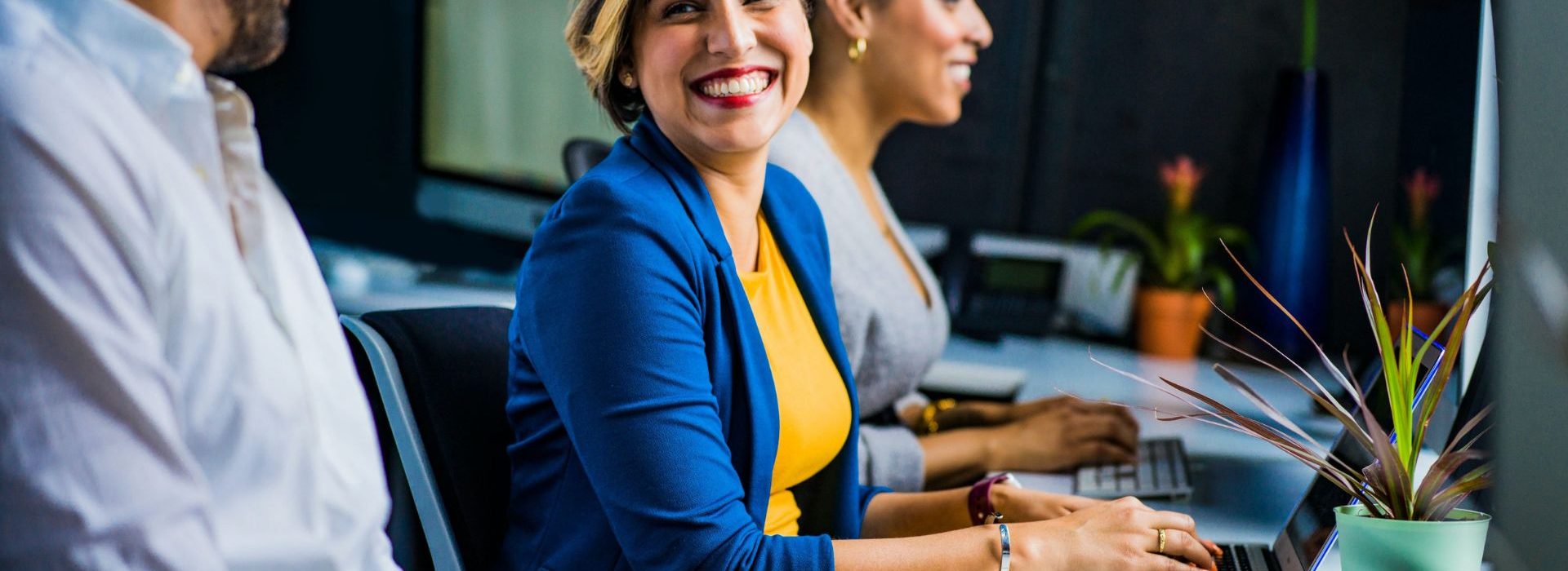 HR Tech : La startup T.O.P., à l’origine d’une technologie prédictive permettant de limiter le turnover en entreprise, lève 1,2 M€. Femme souriante au travail