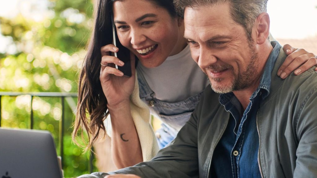 Dans un monde post-cookies, le ciblage contextuel s'impose comme une solution qui permet aux marques d'atteindre leur cible Couple devant un ordinateur