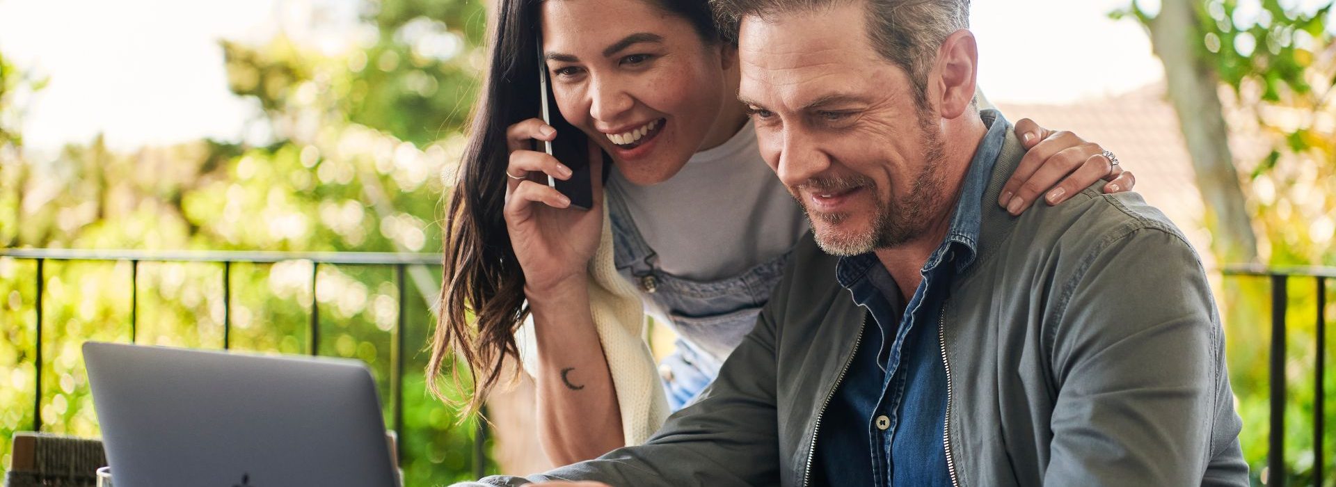 Dans un monde post-cookies, le ciblage contextuel s'impose comme une solution qui permet aux marques d'atteindre leur cible Couple devant un ordinateur