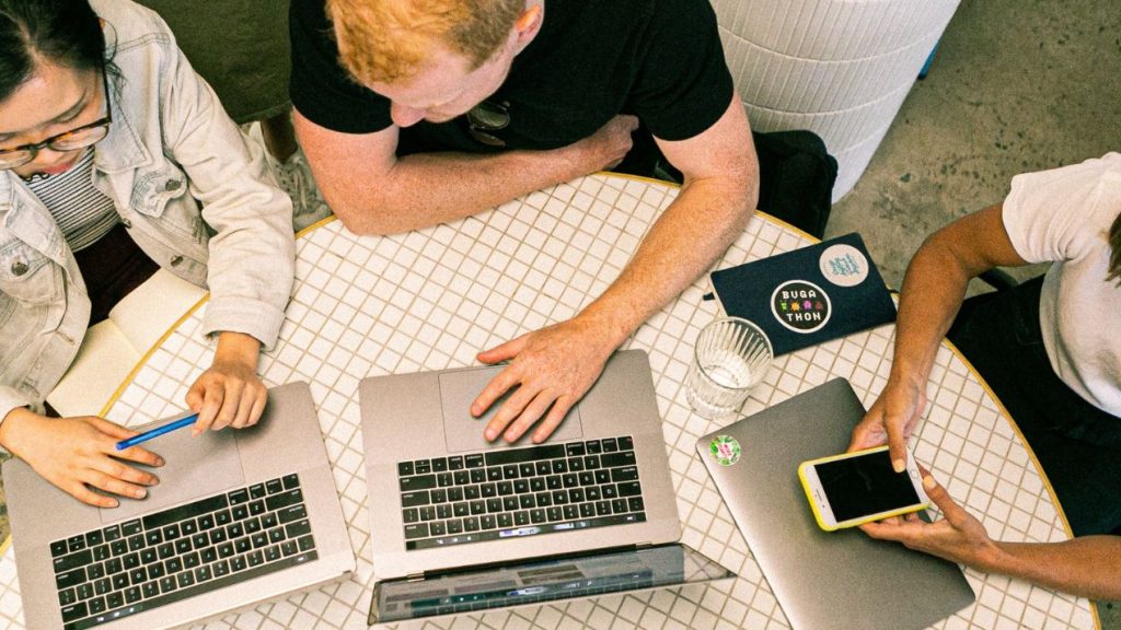 Entrepreneur First annonce une levée de fonds de  150 millions d’euros pour développer son  modèle d’investissement dans les talents Jeunes travaillant en groupe