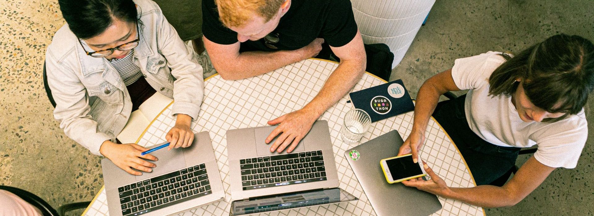 Entrepreneur First annonce une levée de fonds de 150 millions d’euros pour développer son modèle d’investissement dans les talents Jeunes travaillant en groupe