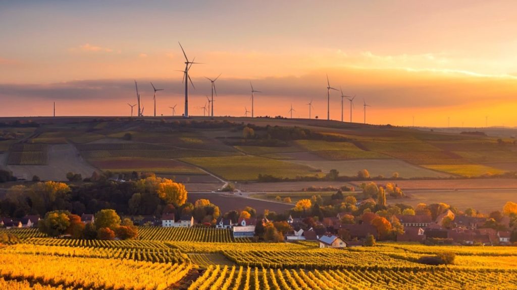 Selon le classement WeImpactIndex® 2022 de ChooseMyCompany1, « 89 % des personnes ont davantage confiance en l’avis de ceux qui vivent les pratiques ESG » Paysage avec couchée de soleil et éolienne