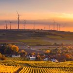 Paysage avec couchée de soleil et éolienne