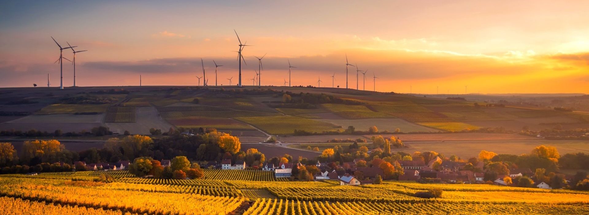 Selon le classement WeImpactIndex® 2022 de ChooseMyCompany1, « 89 % des personnes ont davantage confiance en l’avis de ceux qui vivent les pratiques ESG » Paysage avec couchée de soleil et éolienne