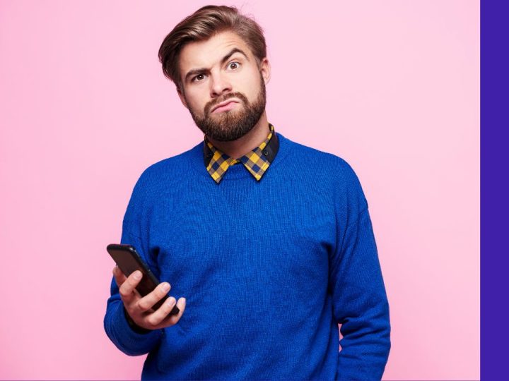 Homme levant un sourcil en signe d'incompréhension