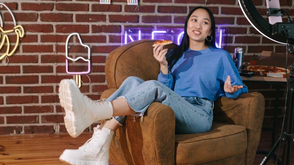 Ambassadeur, blogueur où influenceur concurrencent désormais les plus grandes célébrités en termes de communication et de reach. Comment les marques les utilisent t-elles ? Influenceuse se filmant en mangeant une pizza