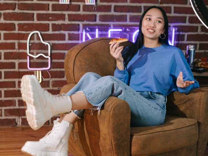 Influenceuse se filmant en mangeant une pizza