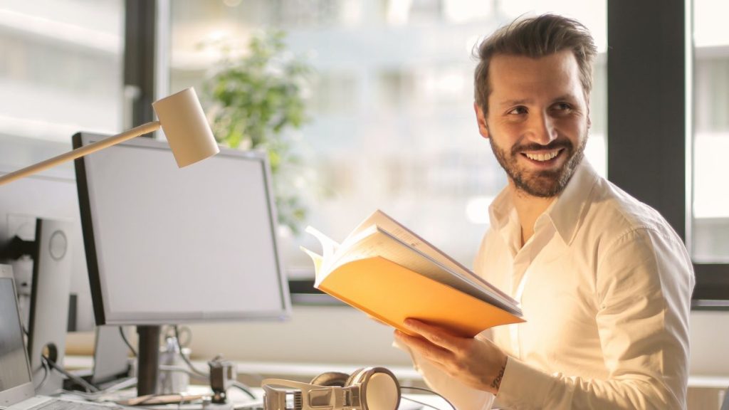 Great Place to Work révèle son palmarès Best Workplaces Europe 2022 Homme souriant au bureau