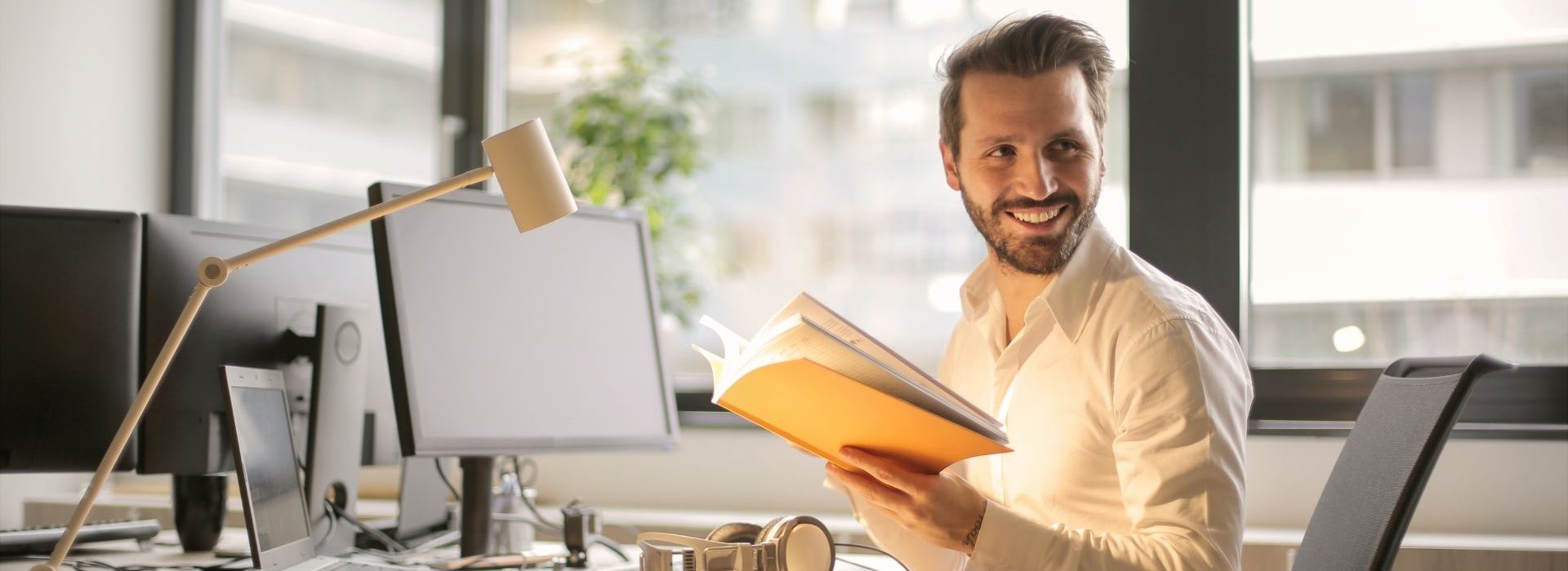 Great Place to Work révèle son palmarès Best Workplaces Europe 2022 Homme souriant au bureau