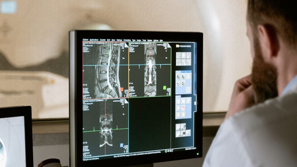 Médecin devant des radiographies