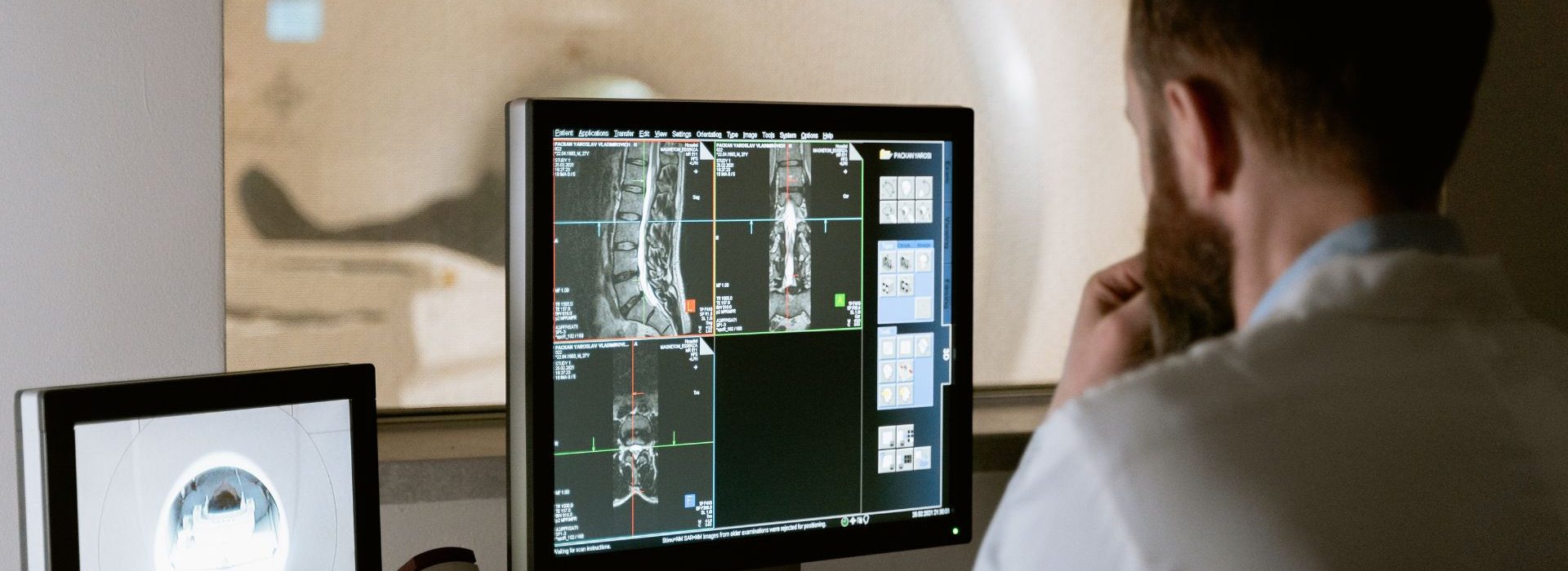 Comment l'intelligence artificielle révolutionne-t-elle la santé ? Médecin devant des radiographies