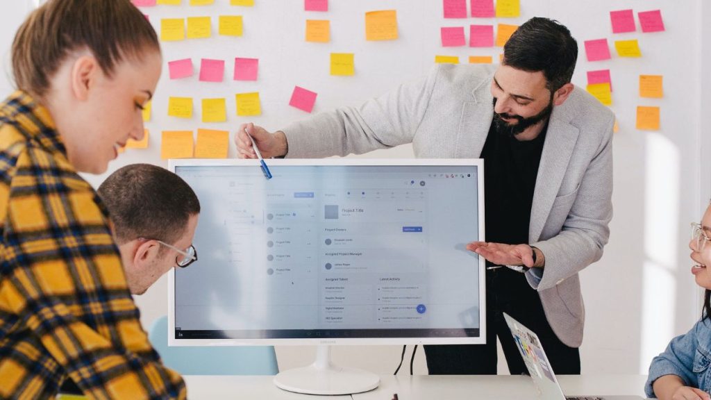 La construction et le développement de la marque demeurent une priorité pour les professionnels du marketing B2B Equipe au travail devant un ordinateur